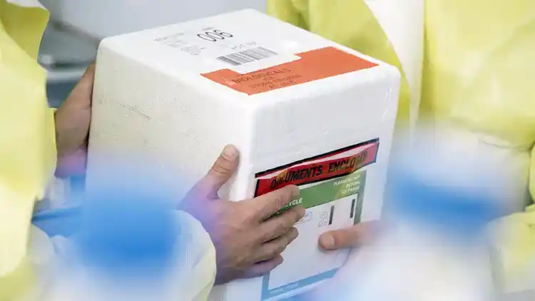 Boîte affichant des étiquettes de traitement particulier